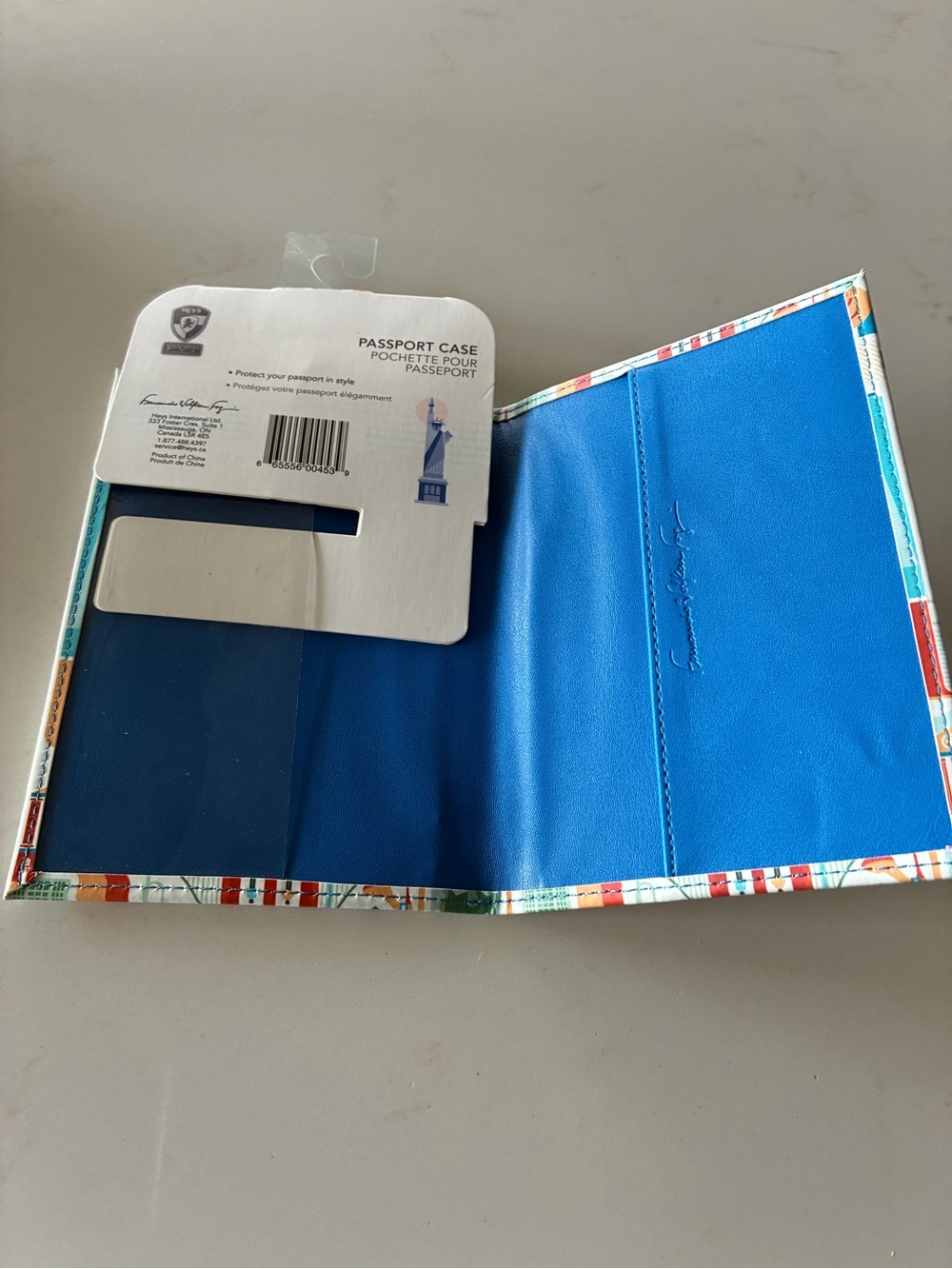 Heys FVT Cities - New York Passport Holder featuring a vibrant illustration NYC - Picture 3 of 7